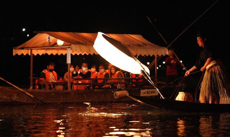 du khách ngắm cảnh đánh bắt cá bằng chim cốc trên sông Basen